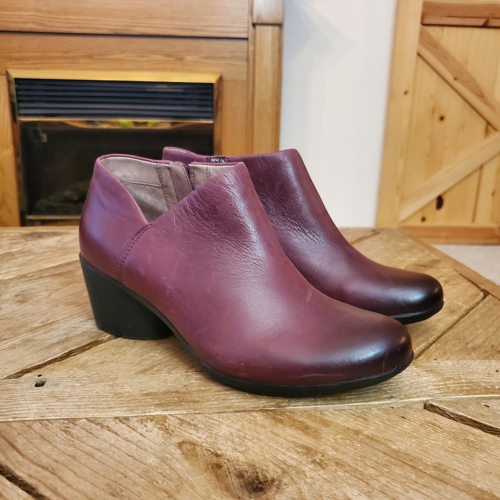 Dansko Raina Womens Nubuck Bootie Brushed Wine Size 38 excellent pre-owned cond.
